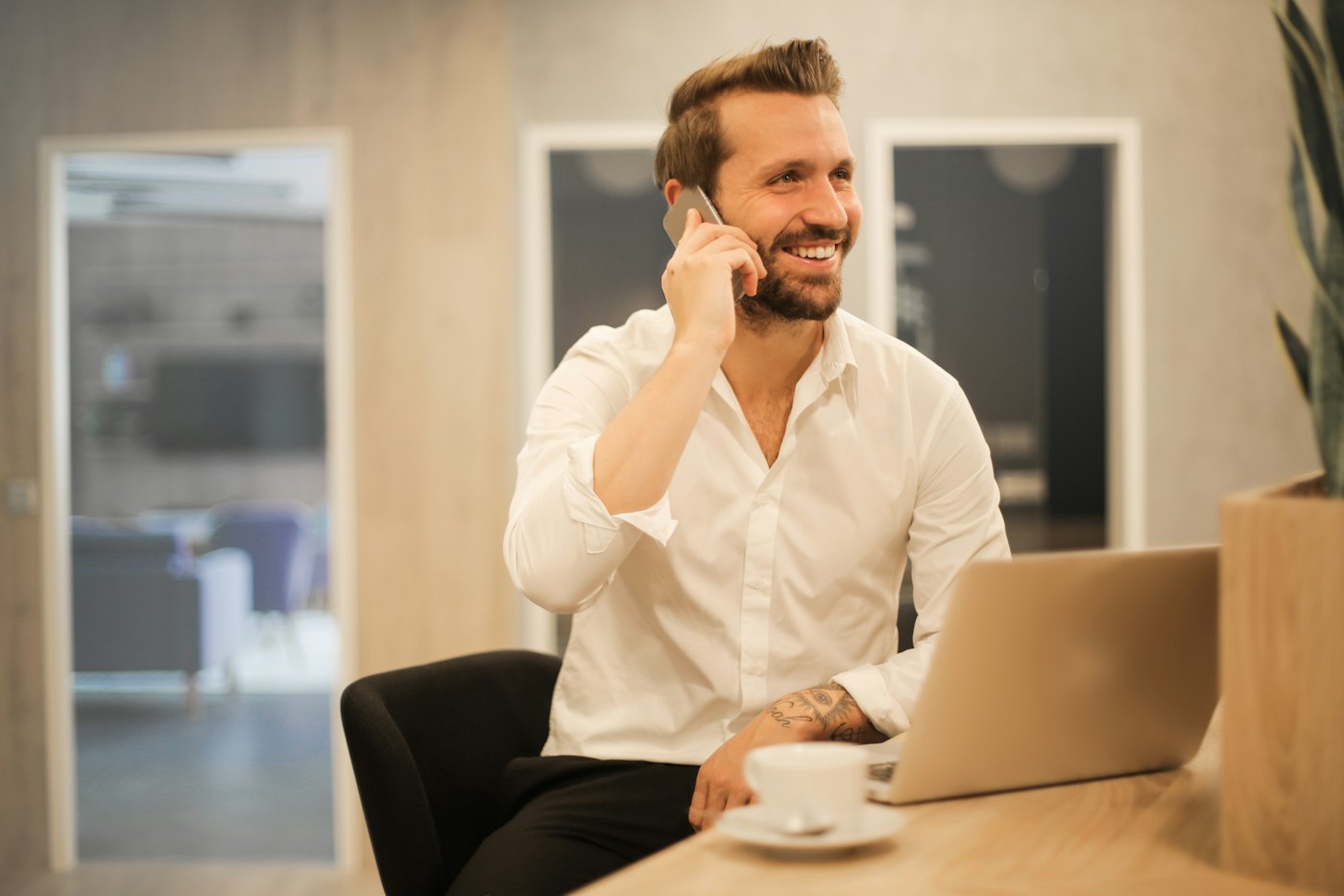 Un salarié au téléphone à son bureau